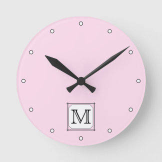 Horloge Ronde Votre Lettre. Monogramme personnalisé. Blanc noir