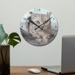Horloge Ronde Votre personnalisation Photo Chat Propriétaire Per<br><div class="desc">Personnalisez avec la photo de votre chat sur cette horloge murale personnalisée et customisez avec leur nom au bas. Un beau cadeau personnalisé pour un propriétaire de chaton pour immortaliser son amour.</div>