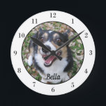 Horloge Ronde Votre propriétaire personnalisé de animal de compa<br><div class="desc">Personnalisez avec la photo de votre propre chien sur cette horloge murale personnalisée pour animaux de compagnie et customisez avec leur nom au bas. Un beau cadeau personnalisé pour un propriétaire de chien ou de chat pour immortaliser son amour. Bordé en blanc avec des chiffres noirs.</div>