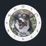 Horloge Ronde Votre propriétaire personnalisé de animal de compa<br><div class="desc">Personnalisez avec la photo de votre propre chien sur cette horloge murale personnalisée pour animaux de compagnie et customisez avec leur nom au bas. Un beau cadeau personnalisé pour un propriétaire de chien ou de chat pour immortaliser son amour. Bordé en blanc avec des chiffres noirs.</div>