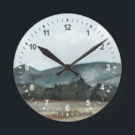 Horloge Ronde Vue de ferme<br><div class="desc">Vue I de ferme par Emma Scarvey. Des couleurs profondes sont employées pour créer une atmosphère tranquille dans le paisible dehors.</div>