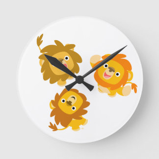 Horloge Ronde "We're Here!!" Cute Cartoon Lions Wall Clock