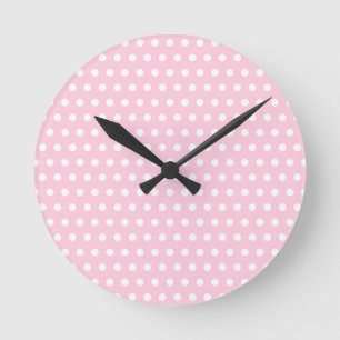 Horloge Ronde White and Pink Polka Dots Pattern.