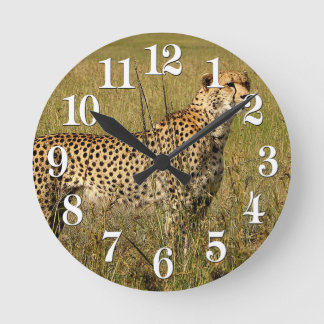Horloge Ronde Wild African Cheetah à Savannah grasses