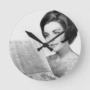 Horloge Ronde Woman Reading Newpaper