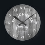 Horloge Ronde Wood Custom Family<br><div class="desc">L'horloge murale en bois gris de la ferme est parfaite pour votre cuisine de campagne ou salon. Customisez avec votre nom de famille et votre année établie pour un cadeau unique et personnalisé d'anniversaire ou de Noël.</div>