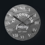 Horloge Ronde Wood Custom Family<br><div class="desc">L'horloge murale en bois gris de la ferme est parfaite pour votre cuisine de campagne ou salon. Customisez avec votre nom de famille et votre année établie pour un cadeau unique et personnalisé d'anniversaire ou de Noël.</div>