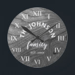 Horloge Ronde Wood Custom Family<br><div class="desc">L'horloge murale en bois gris de la ferme est parfaite pour votre cuisine de campagne ou salon. Customisez avec votre nom de famille et votre année établie pour un cadeau unique et personnalisé d'anniversaire ou de Noël.</div>