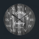 Horloge Ronde Wood Custom Family<br><div class="desc">L'horloge murale grise (grise) en bois style maison de ferme est parfaite pour votre cuisine de ferme ou salon de campagne. Customisez avec votre nom de famille et votre année établie pour un cadeau unique et personnalisé d'anniversaire ou de Noël.</div>