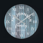 Horloge Ronde Wood Nom de famille personnalisé Rustic Beach<br><div class="desc">L'horloge murale style Beach House en bois bleu est parfaite pour votre maison de vacances maison de plage. Customisez avec votre nom de famille et votre année établie pour un cadeau unique et personnalisé d'anniversaire ou de Noël.</div>