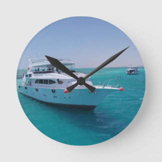 Horloge Ronde Yacht blanc neigé près de l'île blanche en mer Rou