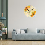 Horloge Ronde Yellow tournesol abeilles rustique script monogram<br><div class="desc">Un arrière - plan d'or avec un motif de nid d'abeilles et des abeilles souriantes joyeuses. Décoré de tournesols jaunes et oranges, de fleurs et de verdure. Personnalisez et votre nom. Le nom est écrit avec un script de style moderne et à grande main avec des swashes. Pour que les...</div>