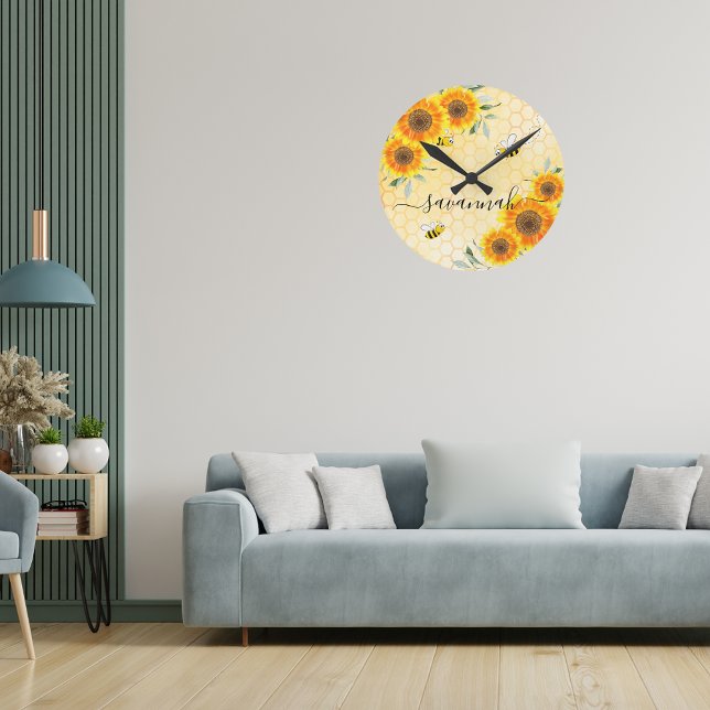 Horloge Ronde Yellow tournesol abeilles rustique script monogram (Créateur téléchargé)