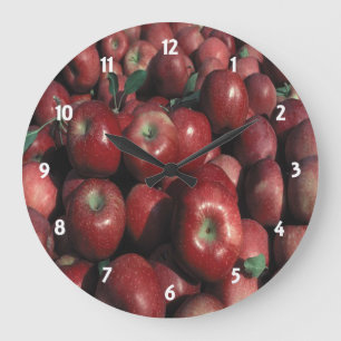 Horloge rouge délicieuse à la pomme