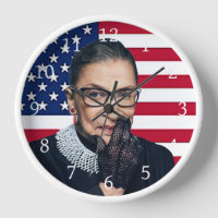 Ruth Bader Ginsburg avec drapeau américain