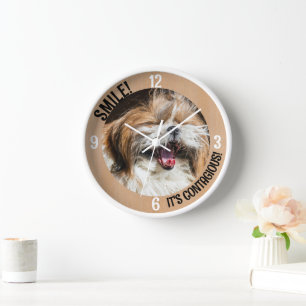 Horloge Shihtzu riant sourire c'est un texte de coutume co