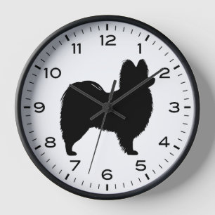 Horloge Silhouette de chien papillon avec chiffres et minu