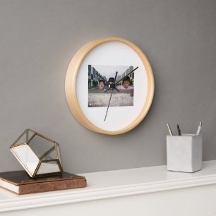 Horloge Sourires d'enfants à l'intérieur, souvenirs intemp