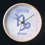 Horloge Symbole d'astrologie Capricorne sur mesure<br><div class="desc">Cette jolie horloge Capricorne de lavande et de violet personnalisées présente votre signe astrologique du Zodiac dans un beau éclat comme les constellations. Customisez ce joli cadeau de symbole d'astrologie avec votre nom dans un magnifique script cursif pour quelqu'un qui a un anniversaire fin décembre ou début janvier.</div>