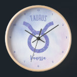Horloge SYMBOLE D'Astrologie Taurus Cute Personalisé Viole<br><div class="desc">Cette jolie horloge Taurus pourpre et lavande personnalisée présente votre signe astrologique du Zodiaque dans une belle étincelle comme les constellations. Customisez ce joli cadeau de symbole astrologique avec votre nom dans un magnifique script cursif pour quelqu'un qui a un anniversaire fin avril ou début mai.</div>