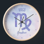 Horloge Symbole d'astrologie Virgo personnalisé violet<br><div class="desc">Cette jolie horloge Virgo,  personnalisée en violet et lavande,  présente votre signe astrologique du Zodiac dans une belle étincelle comme les constellations. Customisez ce joli cadeau de déco maison avec votre nom dans une belle écriture cursive pour quelqu'un qui a un anniversaire fin août ou début septembre.</div>
