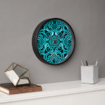 Horloge Tendance Turquoise Turquoise Bleu Hip Bohemian Bal<br><div class="desc">Belle turquoise classique et contemporaine, turquoise, claire et bleu foncé imaginaire motif. Motif décoratif disponible sur une variété de produits élégants et assortis accents et accessoires de décoration maison. Un design original pour le décorateur d'intérieur ou ceux qui aiment décorer leur chambre de maître ou d'enfant, la crèche, le salon...</div>