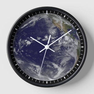 Horloge Terre Pleine Montrant Diverses Tempêtes Tropicales