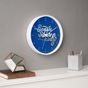 Horloge Typographie « Beach Vibes Only » Bleu