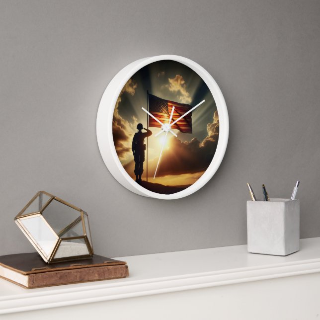 Horloge Un Soldat Américain Salue Le Drapeau (Bureau)