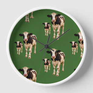 Horloge un troupeau idiot de vaches sur un fond vert