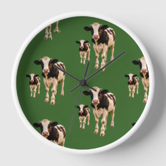 Horloge un troupeau idiot de vaches sur un fond vert