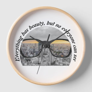 Horloge ville à travers les lunettes