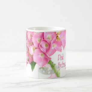 Hortensia rose dans des tasses d'un vase en verre