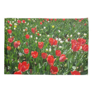 Housse D'oreillers Champ de fleurs de tulipes rouges Photographie de