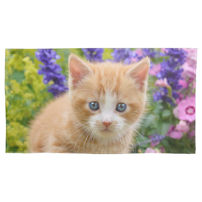 Housse D'oreillers Chaton mignon de chat de gingembre dans le _fleuri (devant)