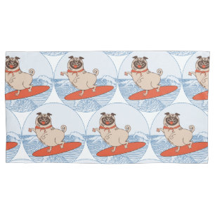 Housse D'oreillers Chien pug heureux de surfer sur une planche à surf