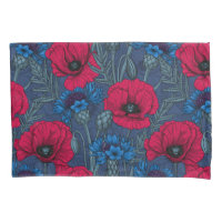 Coquelicots rouges et fleurs bleues sur bleu