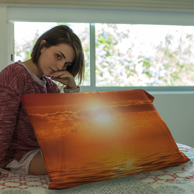 Housse D'oreillers Coucher de soleil paisible Ciel doré orange sur me (Tranquil Sunset Orange Golden Sky Over Sea Ocean Pillow Case)