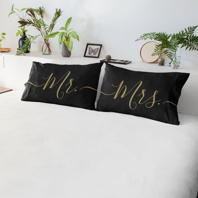 Housse D'oreillers Élégant M. Mme. Script Nouvellement Mariés en Noir (Mr. and Mrs. black gold elegant script newlywed pillow cases.)
