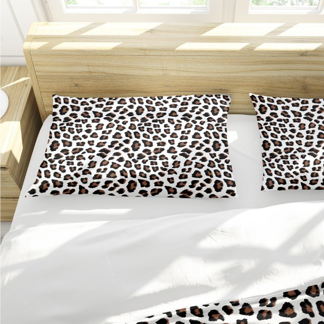 Housse D'oreillers Empreinte de léopard blanc (White Leopard Print Pillow Case by Looly Elzayat
)