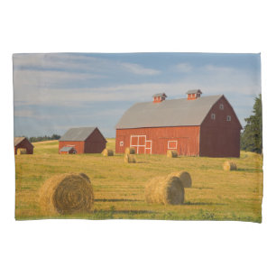 Housse D'oreillers Fermes Barres rouges près de balles de foin