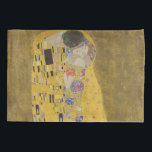 Housse D'oreillers Gustav Klimt Le Baiser<br><div class="desc">The Kiss est le tableau le plus emblématique et le plus célèbre de Gustav Klimt. C'est un beau tableau doré d'un couple profondément amoureux partageant un moment romantique d'un baiser passionné. Obtenez vos idées cadeaux de haute qualité et des produits merveilleux avec ce merveilleux chef-d'oeuvre. Consultez notre boutique pour en...</div>