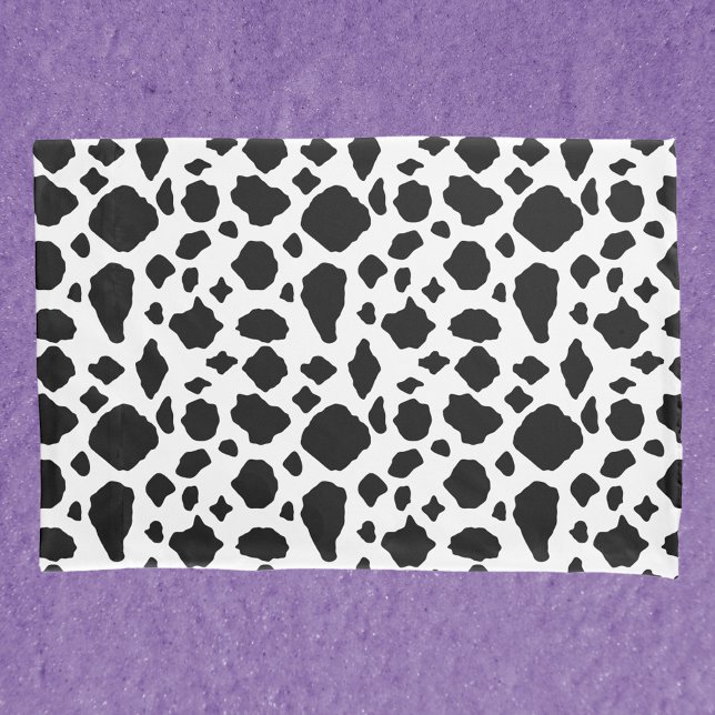 Housse D'oreillers Impression d'animal motif vache noir blanc campagn (A pillow case with a black and white cow pattern)