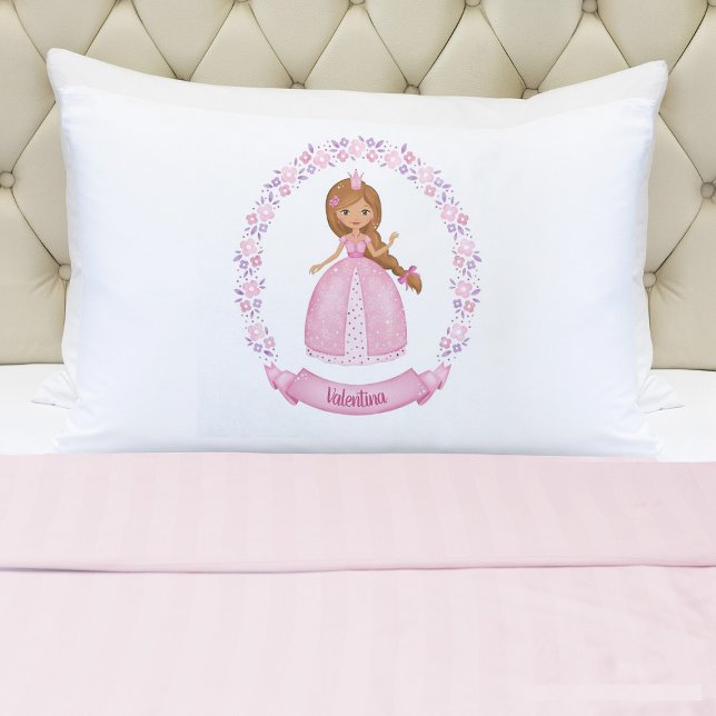Housse D'oreillers Monogramme Nom Girl Rose Princess Pillowcase (A cute girls pink princess pillowcase. Personalize it with your girls name. So cute for her bed.)