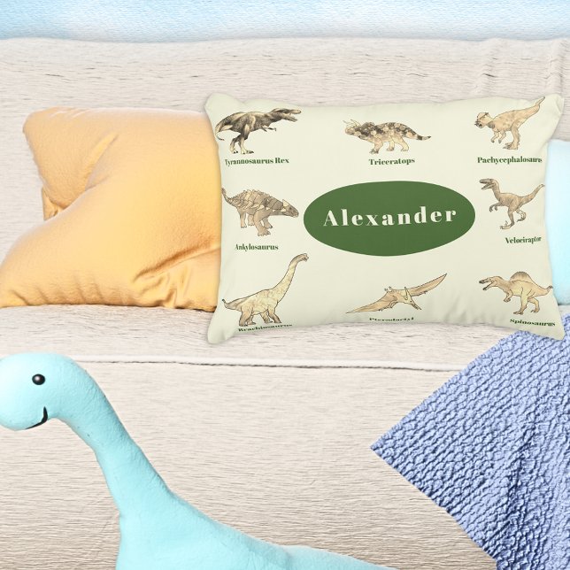 Housse D'oreillers Nom de garçon personnalisé Dinosaure Vert Marron (Dinosaurs with names custom pillow green brown and cream T-Rex velociraptor stegosaurus brontosaurus)