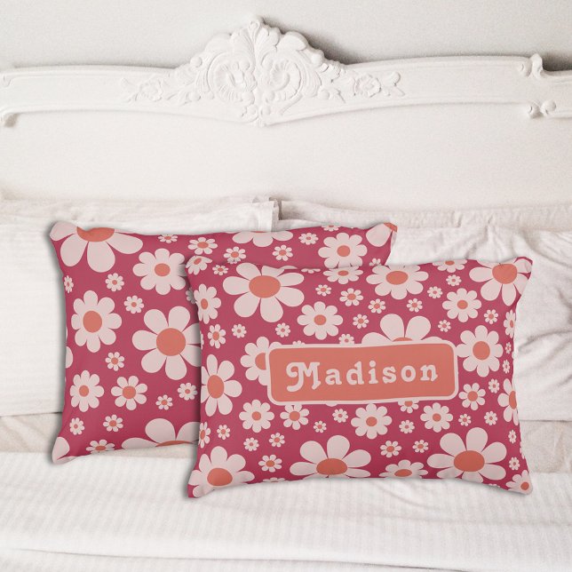 Housse D'oreillers Nom de motif de marguerite rétro (Retro 70s vintage daisy pattern groovy typography pink and orange pillow case)