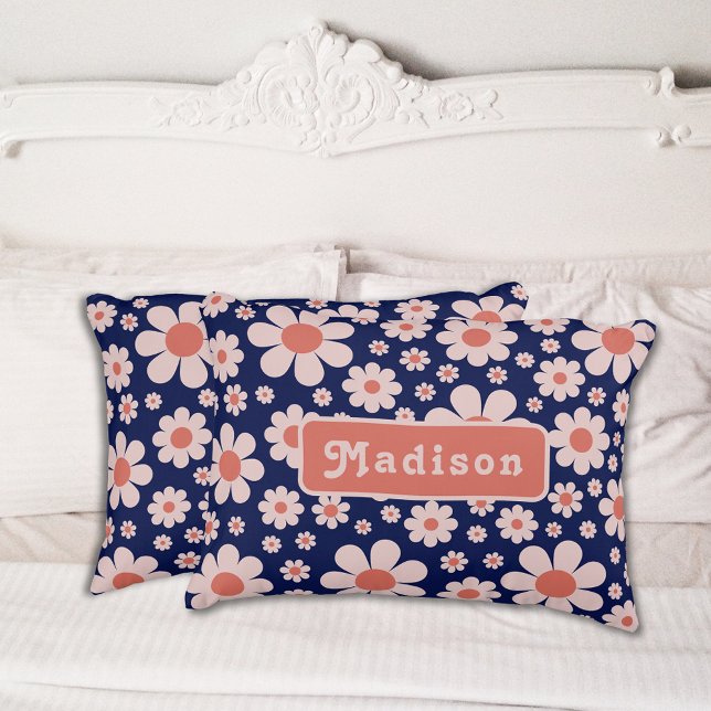 Housse D'oreillers Nom Rétro Daisy Bleu Marine (Retro 70s vintage daisy navy blue and orange pattern with groovy typography personalized pillow case)