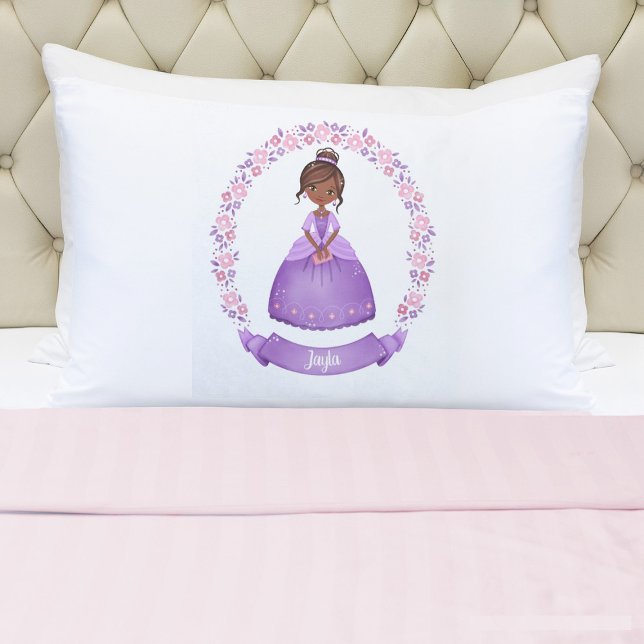 Housse D'oreillers Purple Fairytale Princess Pillowcase (A cute girls purple princess pillowcase. Personalize it with your girls name. So cute for her bed.)