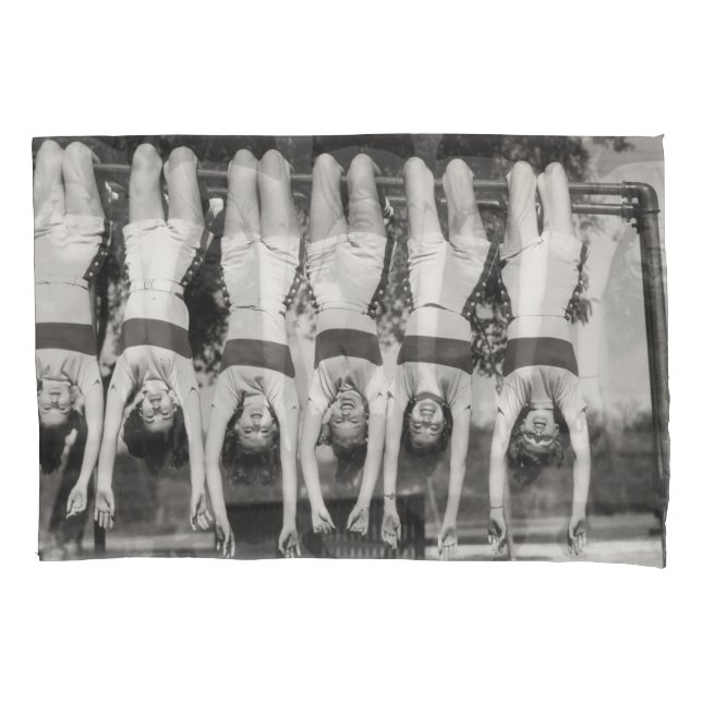 Housse D'oreillers Showgirls sur les bars à singes, design ludique. (devant)