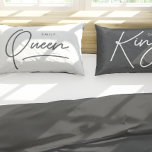 Housse D'oreillers Typographie moderne élégant roi reine coussin coqu<br><div class="desc">La typographie moderne élégante écriture simple tendance M. et Mme cadeau personnalisé. Un cadeau idéal pour mari et femme,  couple marié. Design noir et blanc audacieux. Disponible en différentes couleurs,  entièrement personnalisable.</div>